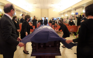 王姸霞追悼会，周日上午举行