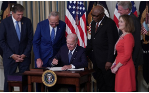 拜登签署大规模气候和医疗保健立法选前提振民主党士气