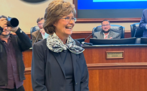 糖城市首位女市长McCutcheon宣誓就职，市议会隆重表彰世界级青少年泳将