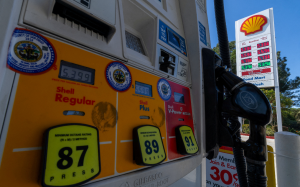 美汽油價格續跌　專家：難回每加侖3美元