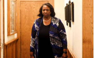 川普宣称开除生效 联準会理事库克不理会