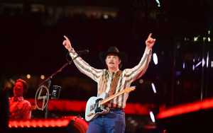 鄉村音樂新星Zach Top震撼休斯頓牛仔競技表演,掀起90年代鄉村音樂熱潮