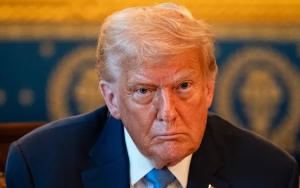 特朗普宣布恢复对乌克兰防御性武器援助    称“他们必须能保卫自己”