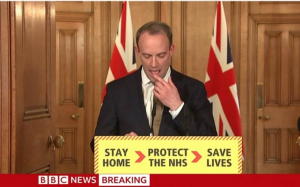 英外交大臣公开舔手指 网民狂酸：这麼想隔离？