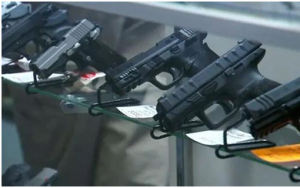 11月3日选举结果发布后多人担心整个美国可能陷入混乱 沃尔玛已不销售枪支和弹药以保护同事和顾客的安全