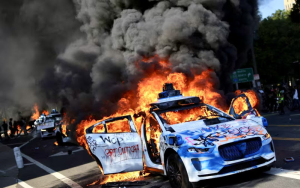 洛杉矶移民抗议持续升级 警方下令驱散集会 州长怒斥联邦非法派兵