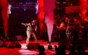 首位墨西哥藝人卡林·萊昂榮登休斯頓牛仔節旋轉舞台    創7萬觀衆紀錄