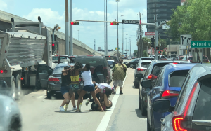 現場直擊:休士頓59號與百利交界發生打人事件