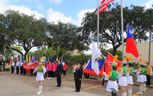 休士顿侨界升旗庆双十 侨青热情参与