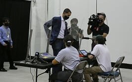 Harris县行政书记官Chris Hollins在NRG现场示范 一种新的投票体验