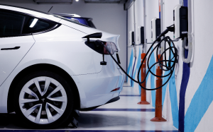 進度落後 拜登盼廣設50萬座EV充電站