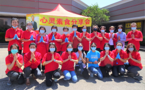 观音堂昨在门前停车场 举行露天全免活动，反映热烈