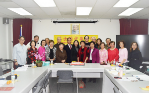 休士顿中华公所颁发感谢状与切蛋糕庆贺