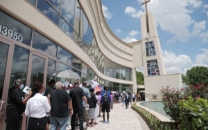 成千上万的悼念者向休斯顿的弗洛伊德致最后的敬意 特纳市长国会议员格林及多位名人共同悼念弗洛伊德