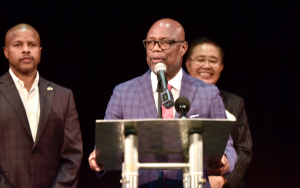 休斯頓體育局主席迪克森主教宣布參加國會議員特別選舉,填補傑克森·李的空缺