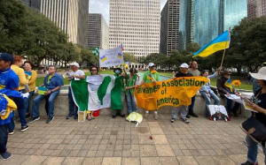 俄乌战争持续12天，3月6日下午3时，在休斯顿市政府广场前，聚集着数百人，高举StandWithUkraine布条，数个社团和民间组织、人道团体呼吁正义与和平，集资援助等行动。