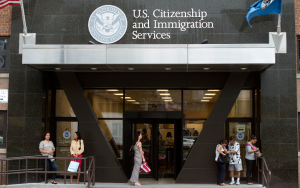 川普金卡热卖：移民梦与收藏潮