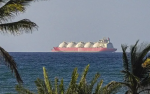 伊朗考虑暂停霍尔木兹航运  释放降温信号